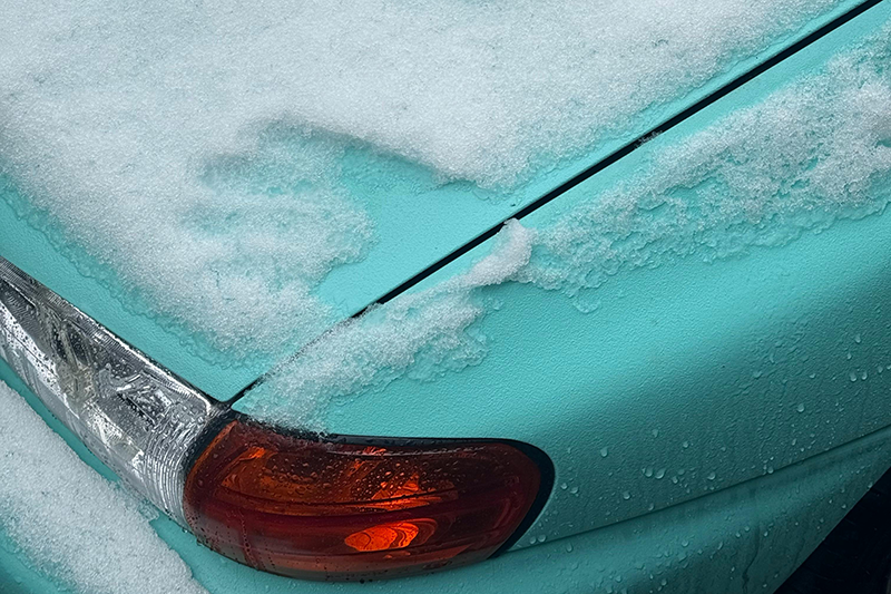 Nahaufnahme Eines Schneebedeckten Aqua Autokotflügels